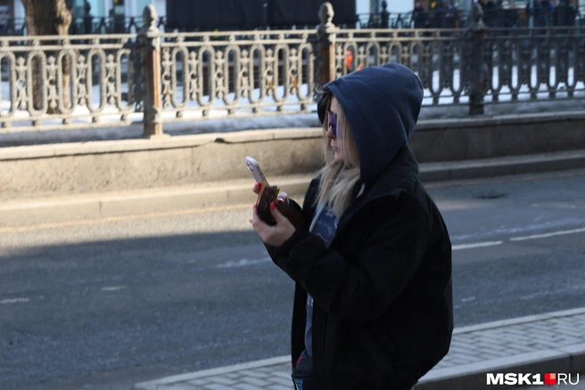 Разве что на улице люди не будут отвлекаться на телефон | Источник: Артем Устюжанин / MSK1.RU