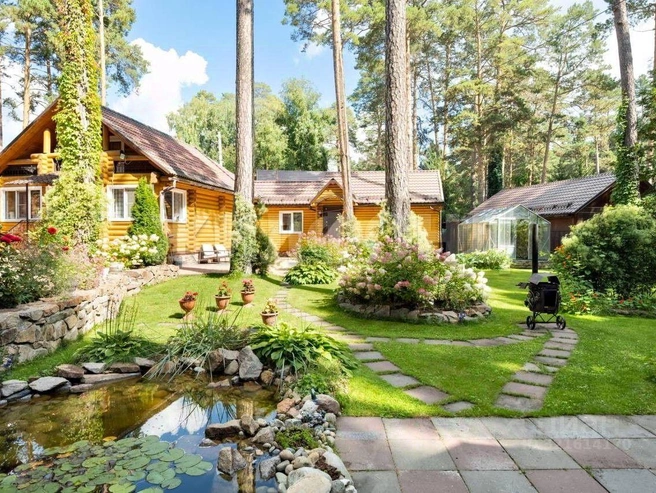 Кроме основного дома на территории есть гостевой дом, беседка и банный комплекс.