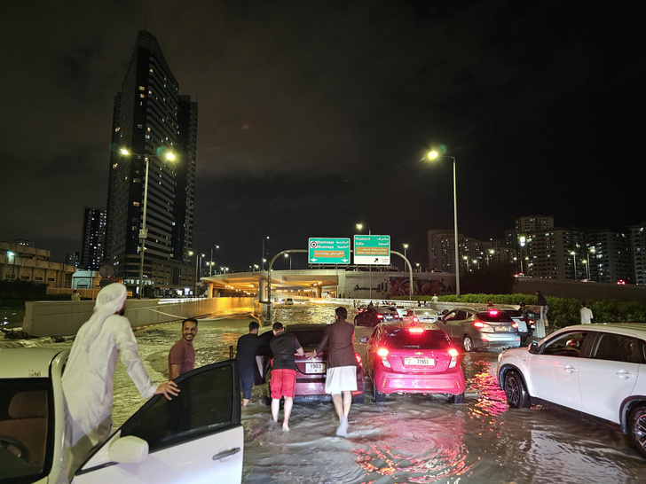 Самолеты плывут, люди спят в магазинах: что творится в Дубае из-за наводнения