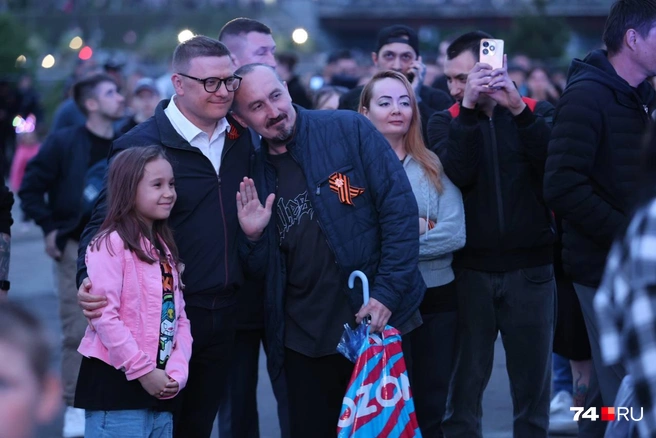 На просьбы сфотографироваться Алексей Текслер не отказывал | Источник: Наталья Лапцевич