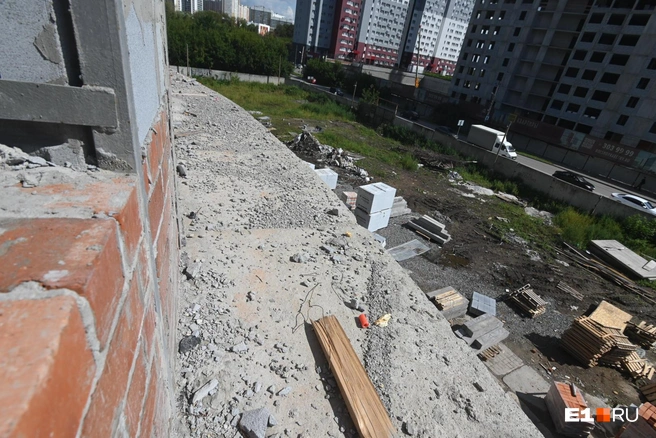Этот выступающий участок — часть будущей лоджии | Источник: Дмитрий Емельянов / E1.RU
