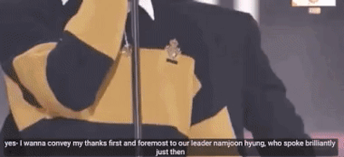 13 трогательных гифок, доказывающих, что Чонгук — самый милый фанбой RM