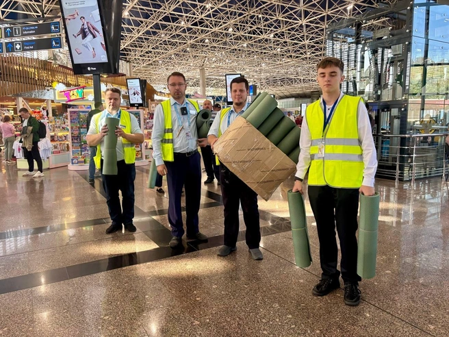 Пассажирам, которым не хватило мест, раздают коврики для йоги | Источник: Пресс-служба аэропорта Сочи