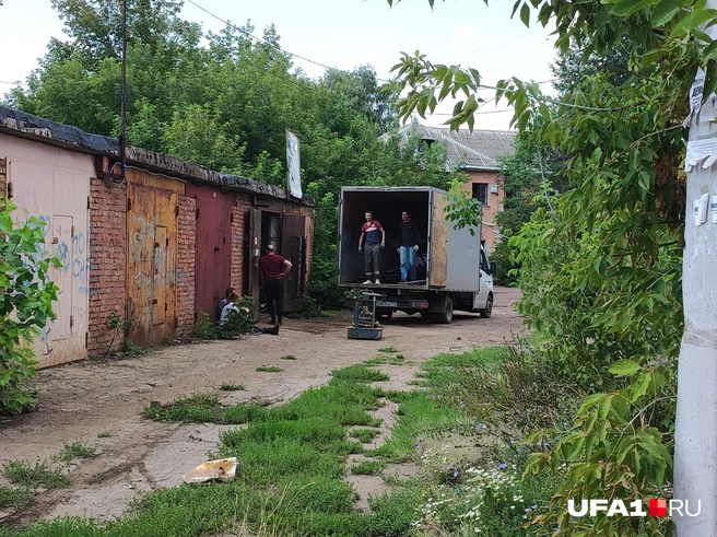 Гаражи рядом, кстати, тоже снесут, местные активно начинают переезжать