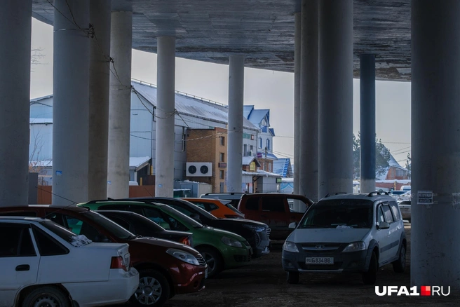 Парковка посреди колонн&nbsp;— фотогенично! | Источник: Булат Салихов / UFA1.RU