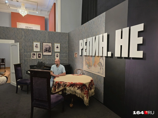 Фотозона, воспроизводящая интерьер картины «Не ждали» | Источник: Семен Коротов-Майбах / 164.RU