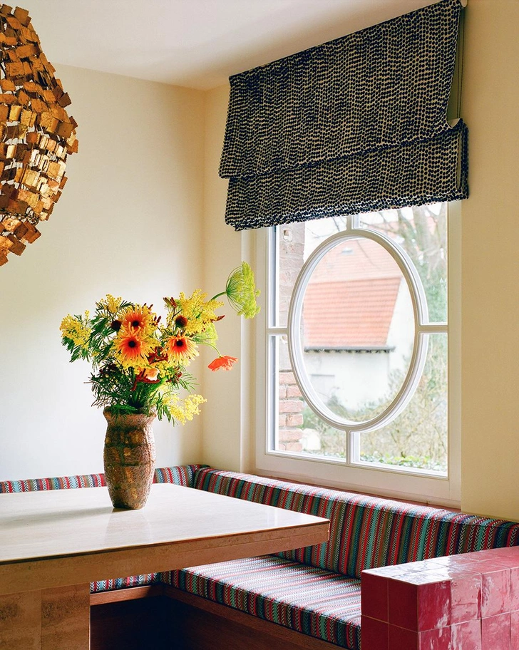 Штора из ткани Dora а горошек, Boussac. Ваза, Asiatides.Подушка скамьи обтянута тканью Canyon, Pierre Frey. | Источник: Клеман Вайсьер