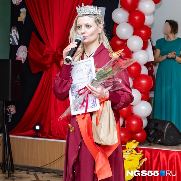 А вот и победительница. Девушка не ожидала, что завоюет сердечки жюри | Источник: Кирилл Башинский / NGS55.RU