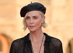 Жемчужные цепочки и никакого белья — 48-летняя Шарлиз Терон ошеломила своим видом на открытии модного бутика