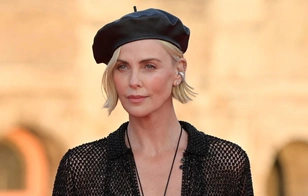Жемчужные цепочки и никакого белья — 48-летняя Шарлиз Терон ошеломила своим видом на открытии модного бутика