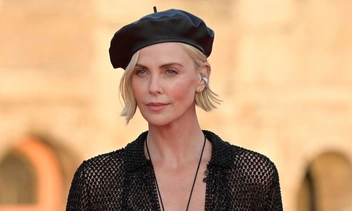 Жемчужные цепочки и никакого белья — 48-летняя Шарлиз Терон ошеломила своим видом на открытии модного бутика