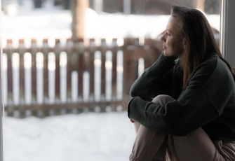 «Я теряю друзей из-за своего диагноза»: почему общество отвергает людей с депрессией и как этим справиться