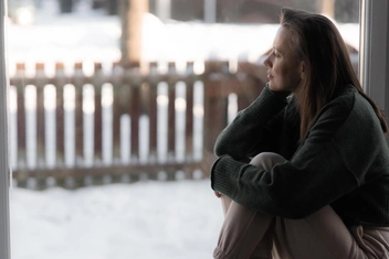 «Я теряю друзей из-за своего диагноза»: почему общество отвергает людей с депрессией и как этим справиться