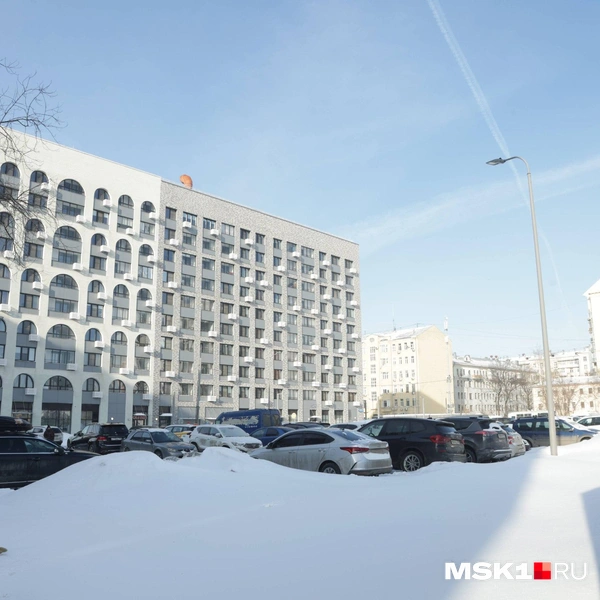 На месте обрушившегося Басманного рынка выросла многоэтажка по программе реновации | Источник: Дмитрий Толстошеев / MSK1.RU