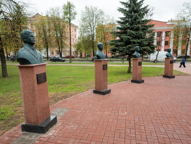 Рядом расположены бюсты Л. А. Сергеева, И. Е. Серова, А. А. Селезнёва и С. В. Сниткина | Источник: Александр Куренной / 76.RU
