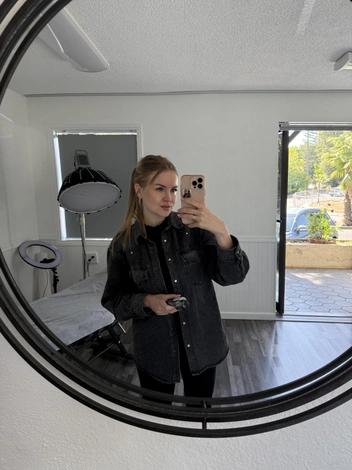 Анастасия — дипломированный мастер по перманентному макияжу | Источник: Анастасия Сухушина