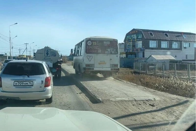 Водитель автобуса отстранен в Якутске за езду по тротуару