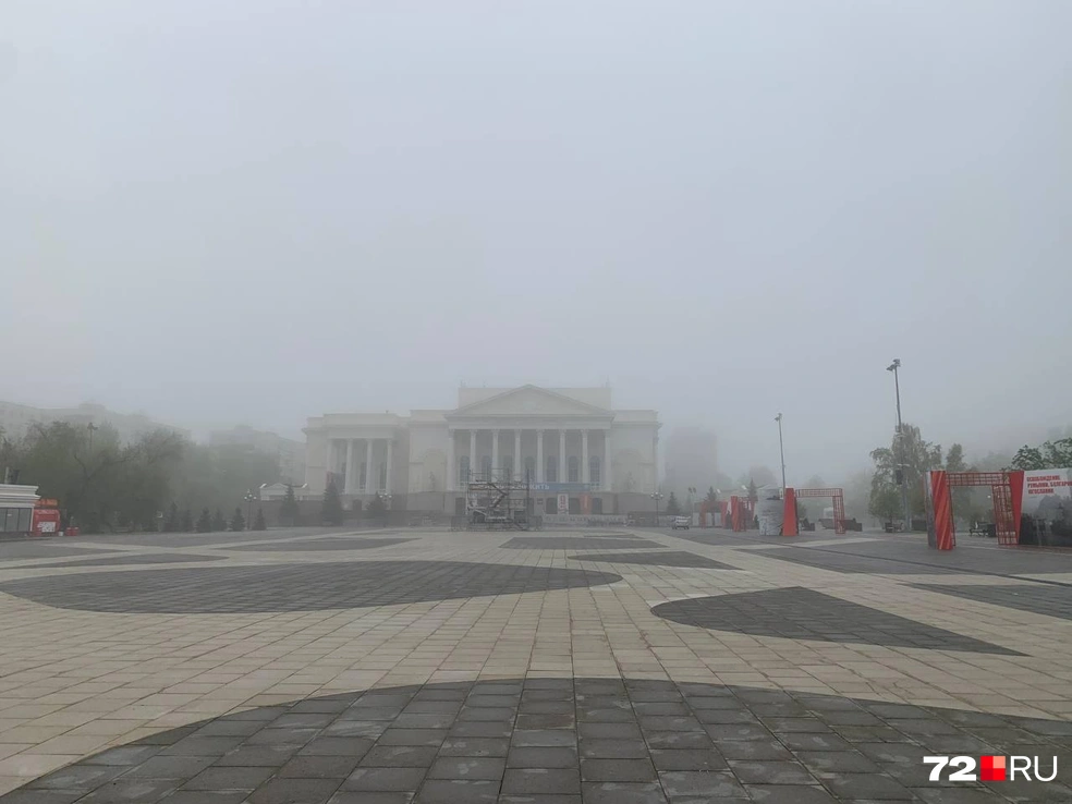 За театром уже ничего не видно | Источник: читатель 72.RU