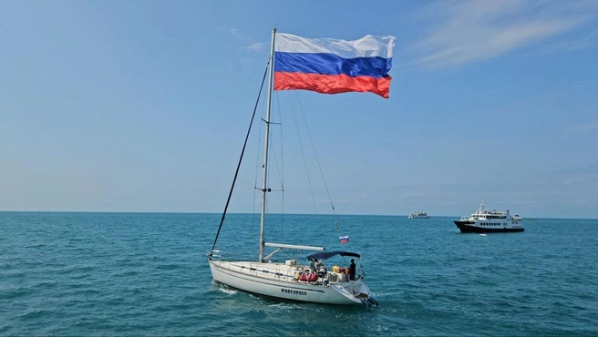Яхта с флагом вышла в море в Лазаревском  | Источник: sochi.ru