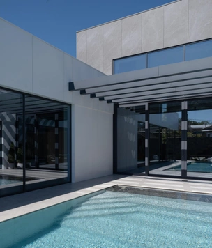 В современном стиле: дом 360 м² в Краснодарском крае с бассейном и японским садом