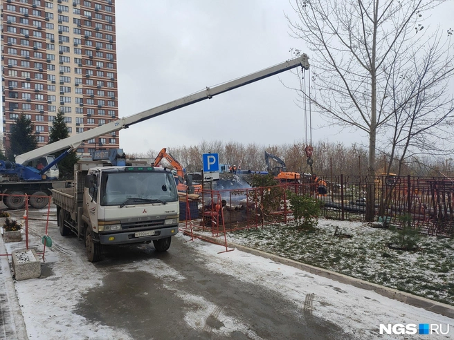 Рабочие уже завершили восстановление коллектора, сейчас предстоит засыпать котлован и благоустроить территорию | Источник: Нина Раневская / NGS.RU