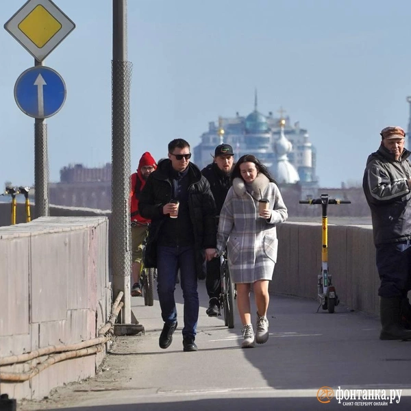 На набережных — лучшее место почувствовать мощь весенней Невы и силу ветра | Источник: Павел Даиси / FONTANKA.RU