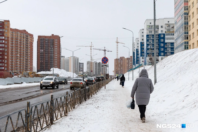 Тротуары здесь не слишком широкие | Источник: Мария Ленц / NGS24.RU