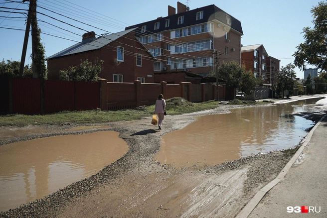 Ямы, мусор и отсутствие пешеходных зон — одни из главных бед микрорайона | Источник: Дарья Паращенко / 93.RU
