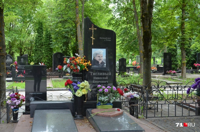 Могила первого мэра оружейной столицы еще выглядит «свежо» | Источник: Максим Улитов / 71.RU