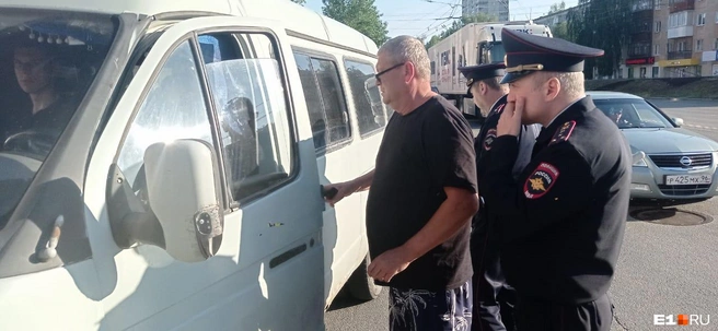 В основном останавливают частные автобусы | Источник: ИА «Ночные новости»
