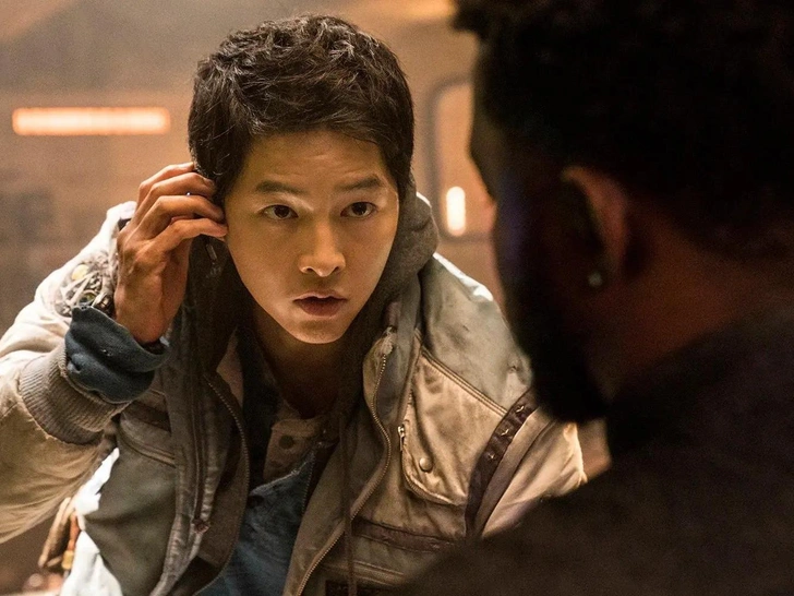 Сон Джун Ки в роли Тэ Хо  | Источник: Кадр из фильма «Космические чистильщики»