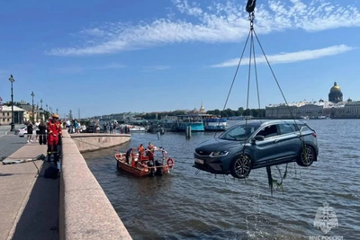 Автомобиль Geely извлекли из Невы с помощью автокрана
