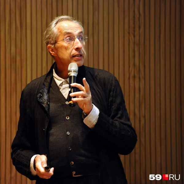 Сергей Чобан иллюстрировал рассказ слайдами | Источник: Ирина Тропина / 59.RU