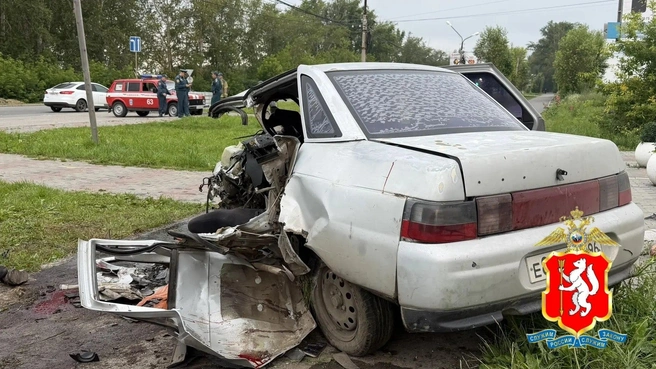 От ВАЗа осталась половина — как выглядят машины после жёсткого ДТП в Каменске-Уральском | Источник: Госавтоинспекция Свердловской области