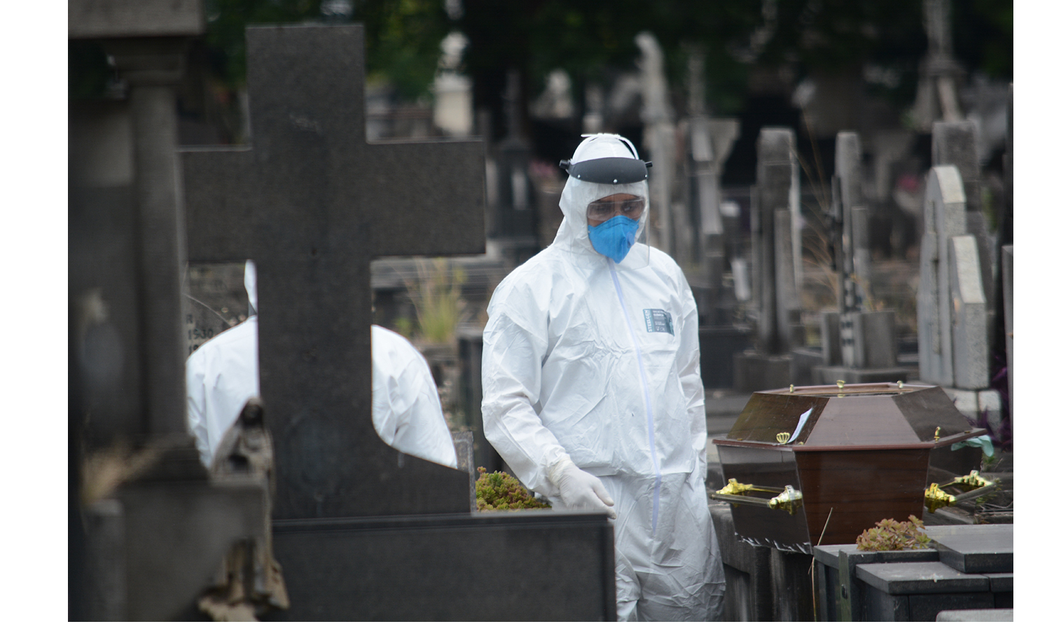 Смерти сегодня в мире. Кладбище коронавирусных в России. Смерть России кладбище.