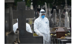 ТАСС выложило фото с похорон умершего от коронавируса в Петербурге. В комментариях массово пишут, что это фотошоп