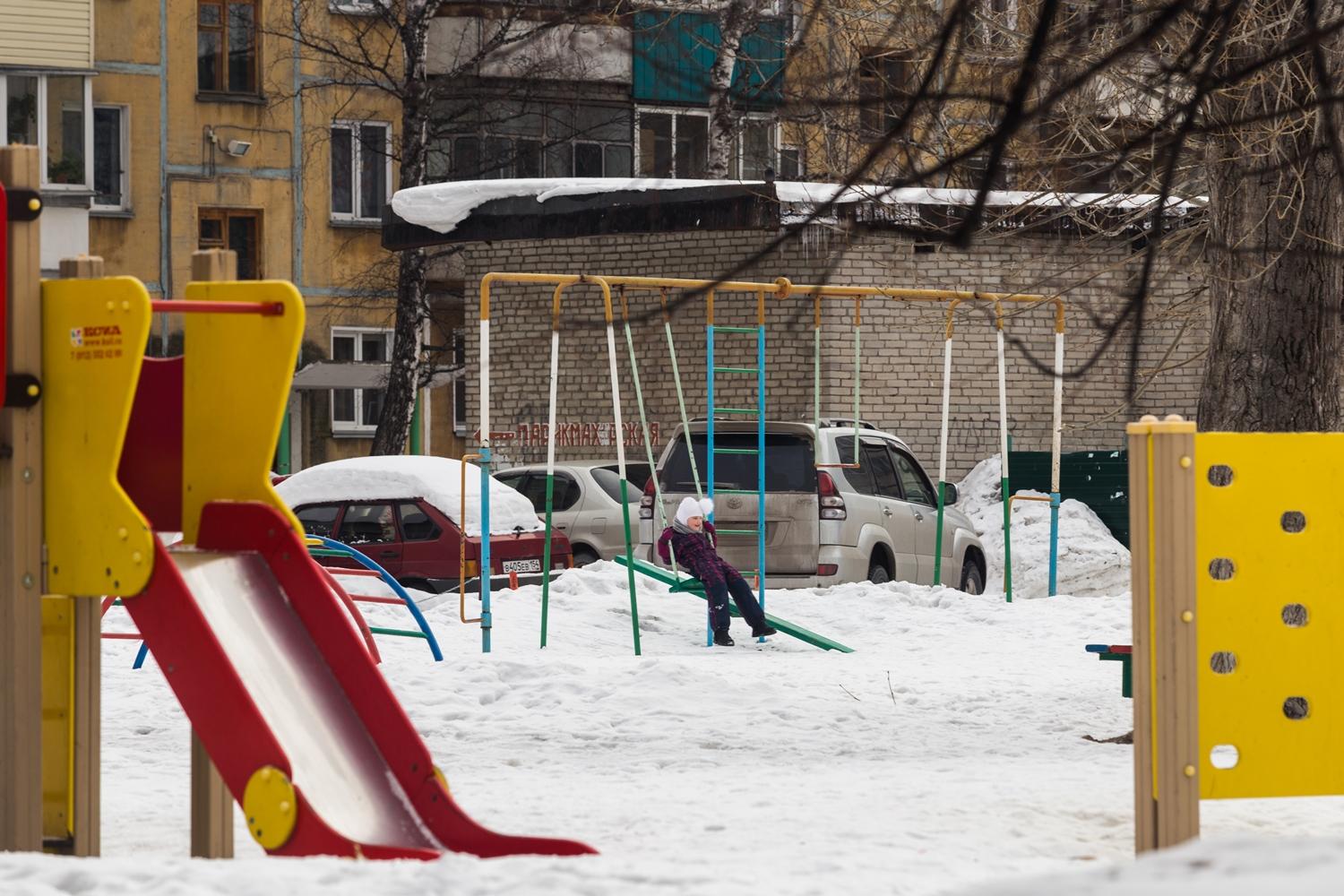 Жильцы «Шлюза» пожаловались на парковку посреди детской площадки в марте  2019 года - 19 марта 2019 - НГС.ру