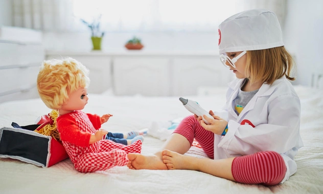 Во Владивостоке 4-летняя девочка проглотила горсть камней на прогулке в детском саду