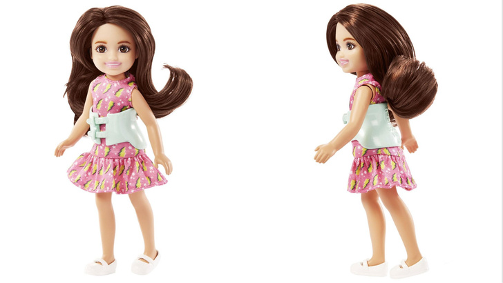 Mattel представили первую куклу со сколиозом — это сестра Барби по имени Челси