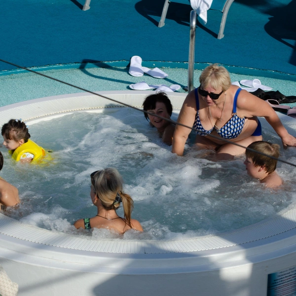 Общее джакузи: в нем тоже только женщины и дети | Источник: читатели / SOCHI1.RU