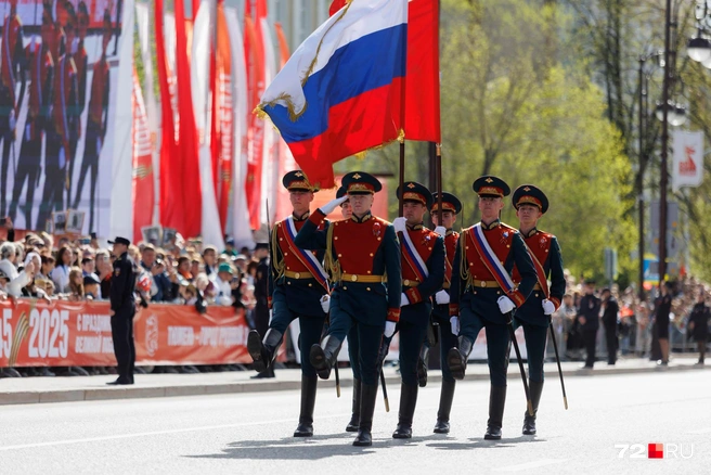 Внесли знамя и флаг России торжественно. Солдаты шли строевым шагом больше 500 метров  | Источник: Ирина Шарова / 72.RU 