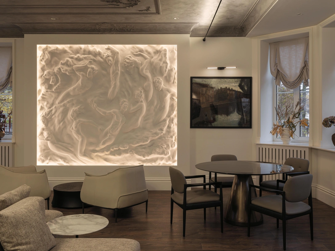 Лепнина на потолке, Orac Decor. Барельеф «Адвокат дьявола», DecoLine. Мебель выполнена по эскизам дизайнера, Golland Pro. Диван изготовлен по эскизам дизайнера. | Источник: Екатерина Титенко