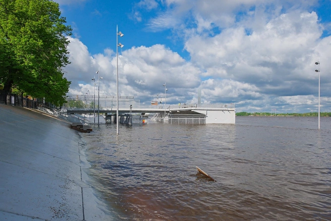 Вода в Каме поднялась настолько, что затопила набережную в районе причалов | Источник: Тимофей Калмаков / 59.RU