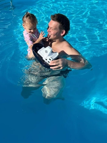 29-летний отец работает вахтой на круизном лайнере. Это не помешало ему подарить дочке счастливое детство