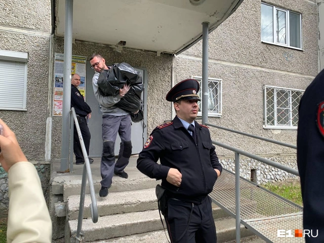 Последним из квартиры вынесли тело девочки | Источник: Дарья Манохина / Е1.RU