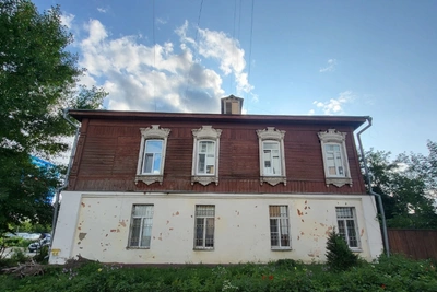 Потолок рухнул в подъезде дома на Звездова: видео