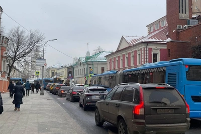 В центре Москвы перекрыли восемь набережных, вызвав пробки