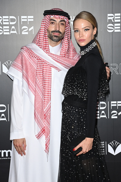 Российская топ-модель пришла на арабский кинофестиваль в прозрачной юбке