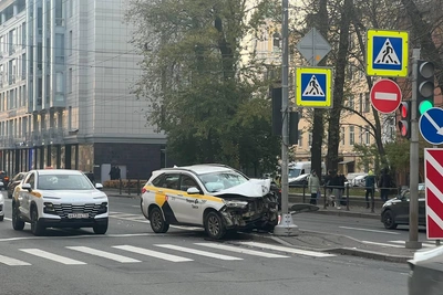 Такси протаранило светофор на Васильевском