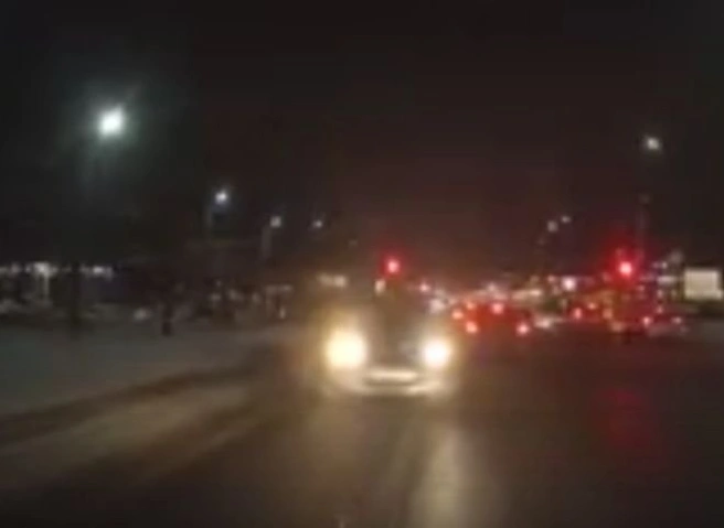 Видео: на Московском шоссе легковушка выехала на встречную полосу | ya62.ru